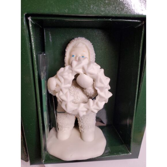 Snow Babies - Baby with Wreath - Picture 1 of 7